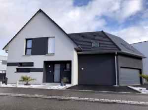 maison blanche avec garare noir min