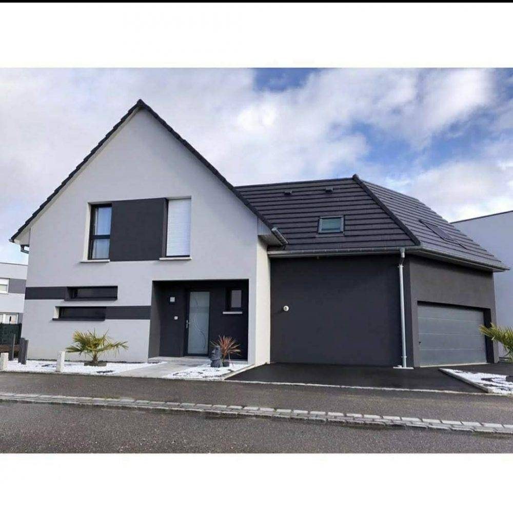 Maison blanche avec garage à coté